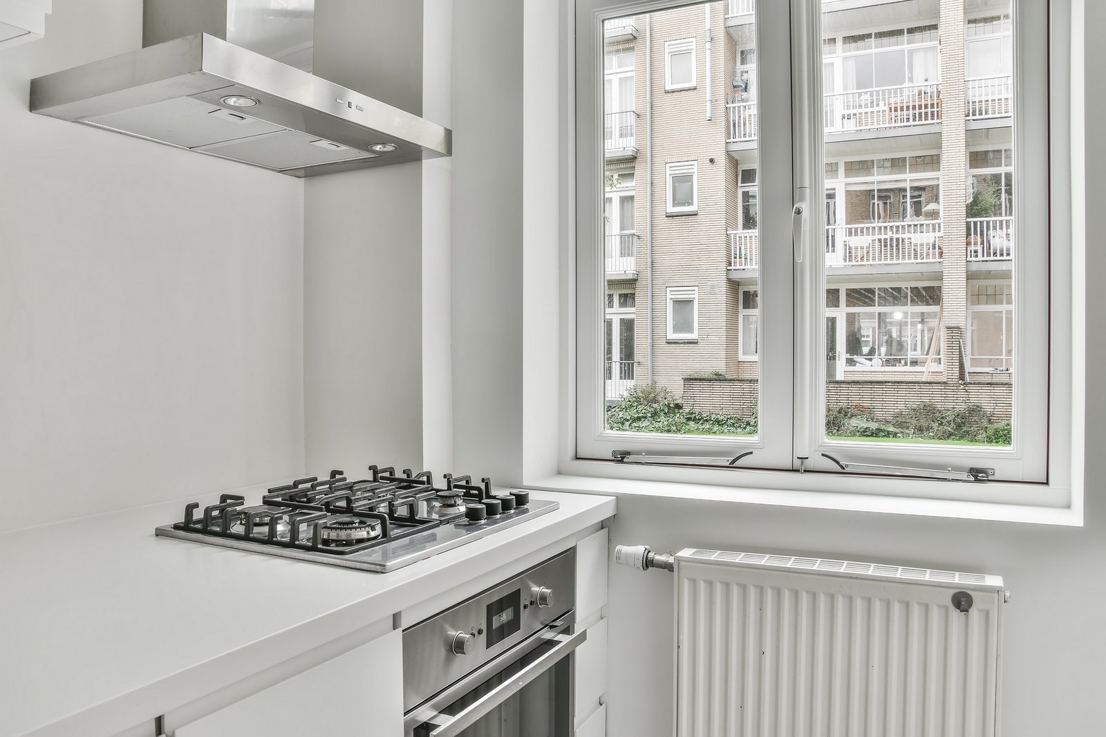 Geöffnetes Küchenfenster beim Kochen zur Schimmelvermeidung