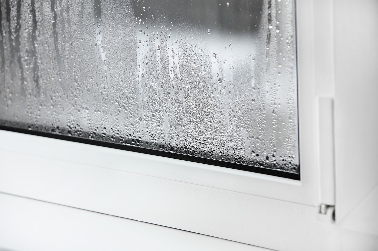 Kondenswasser am Küchenfenster als Ursache für Schimmelbildung