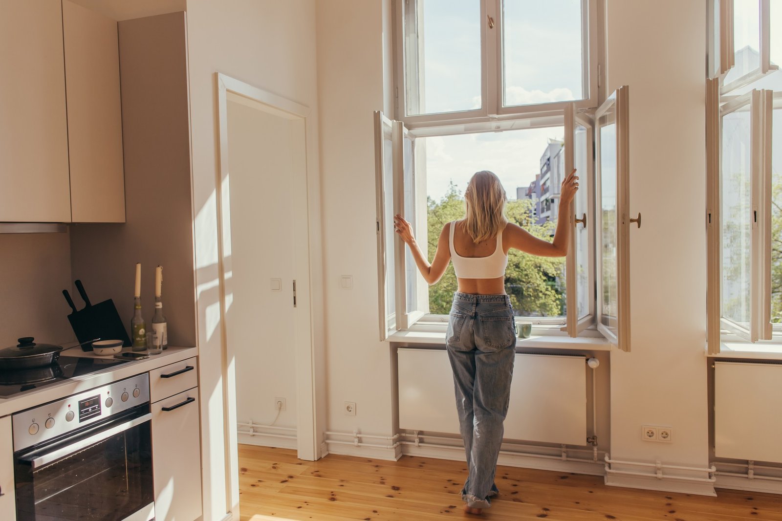 Küchenfenster geöffnet zum Lüften trotzdem Schimmel
