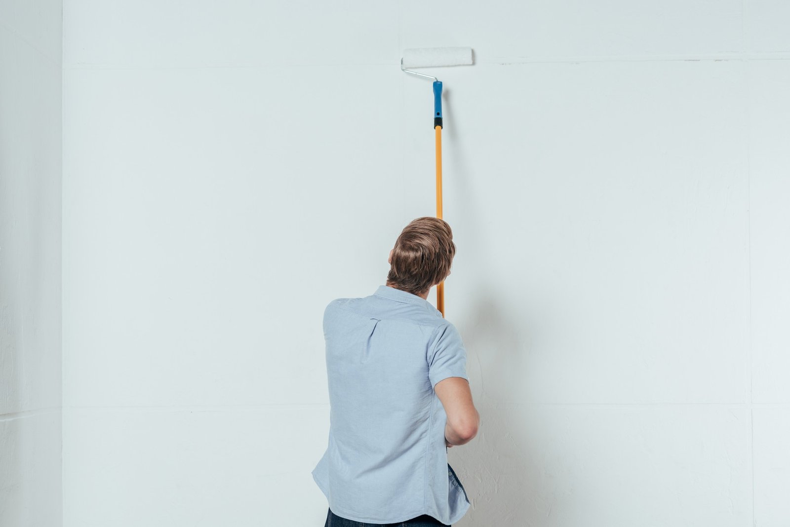 Wand in der Küche wird mit Schimmelschutzfarbe gestrichen