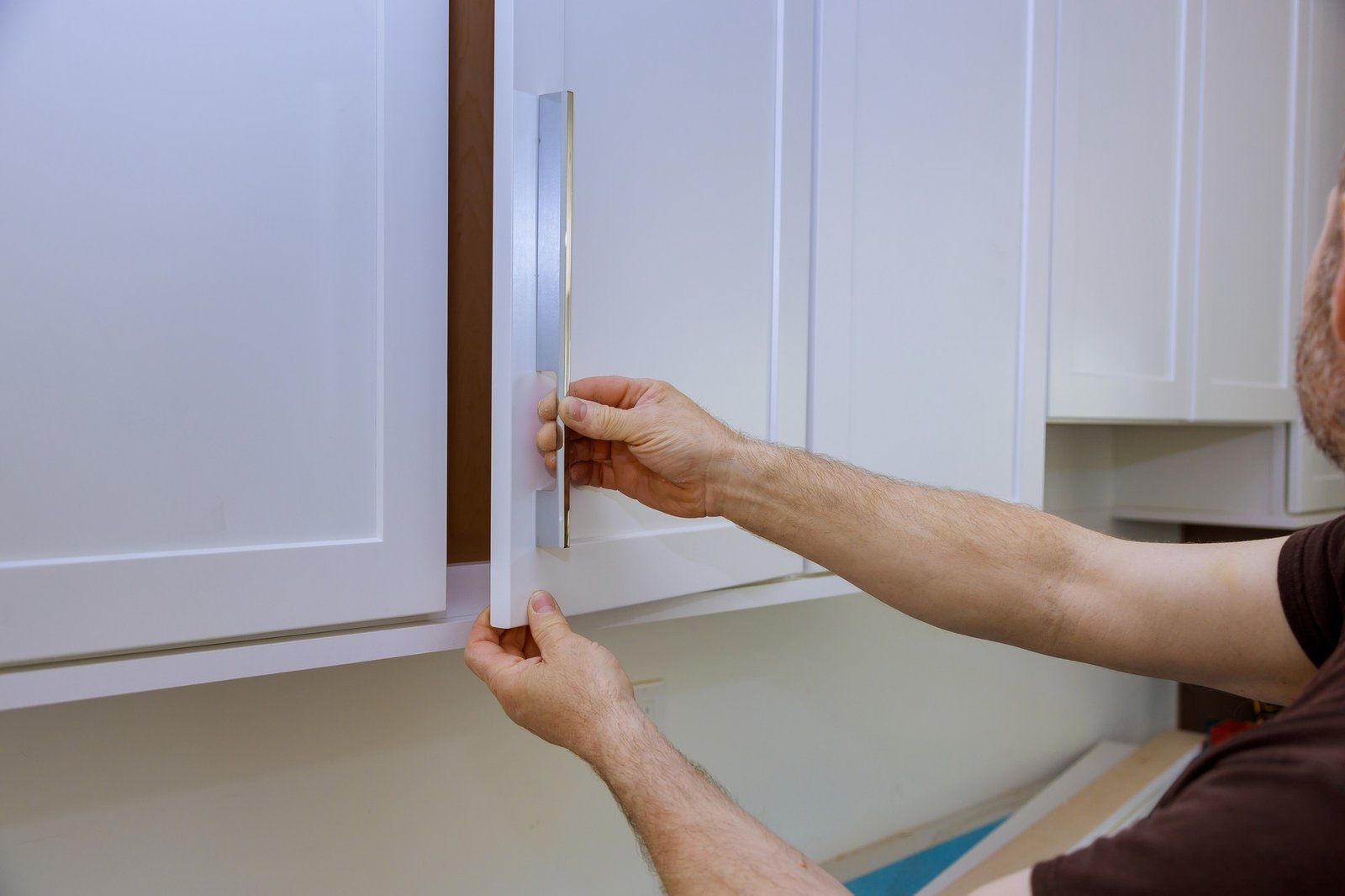 Schmaler Spalt zwischen Einbauküche und Wand ohne Luftzirkulation